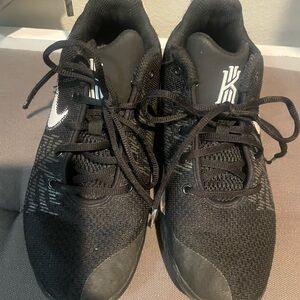 Excellent condition Nike Kyrie Basketball Shoes size Youth 6.5